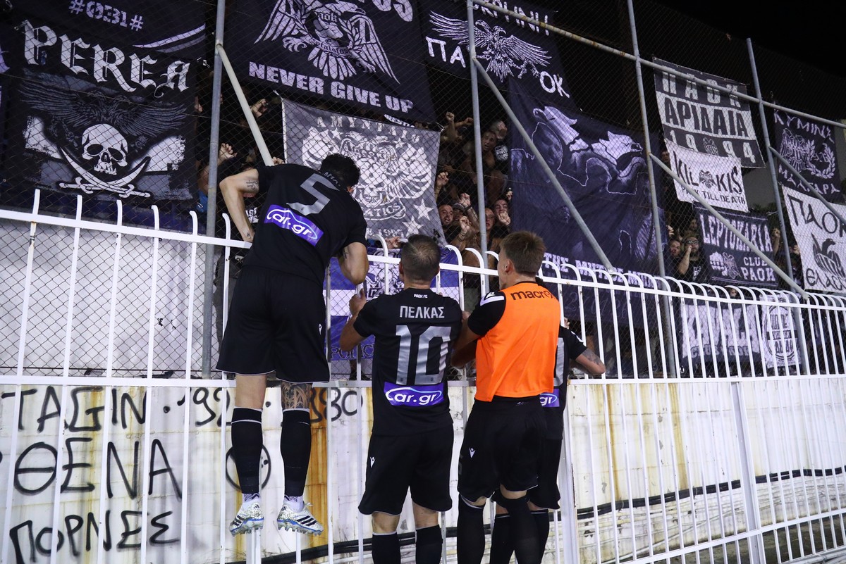 Τρέλα στο 2ο γκολ του Πέλκα, σκαρφάλωσε στην κερκίδα μαζί με Μιχαηλίδη, Ζαφείρη και Μύθου                                          Τρέλα στο 2ο γκολ του Πέλκα, σκαρφάλωσε στην κερκίδα μαζί με Μιχαηλίδη, Ζαφείρη και Μύθου