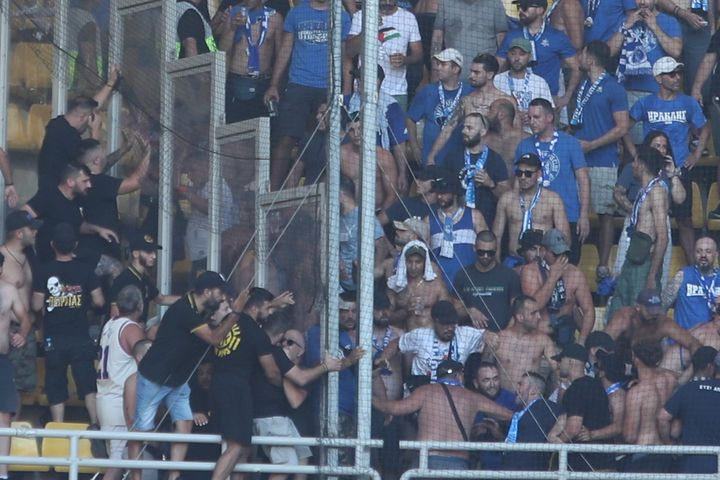 Ένταση στην Allwyn Arena ανάμεσα σε φίλους της ΑΕΚ και του Ηρακλή, λίγο πριν τη σέντρα