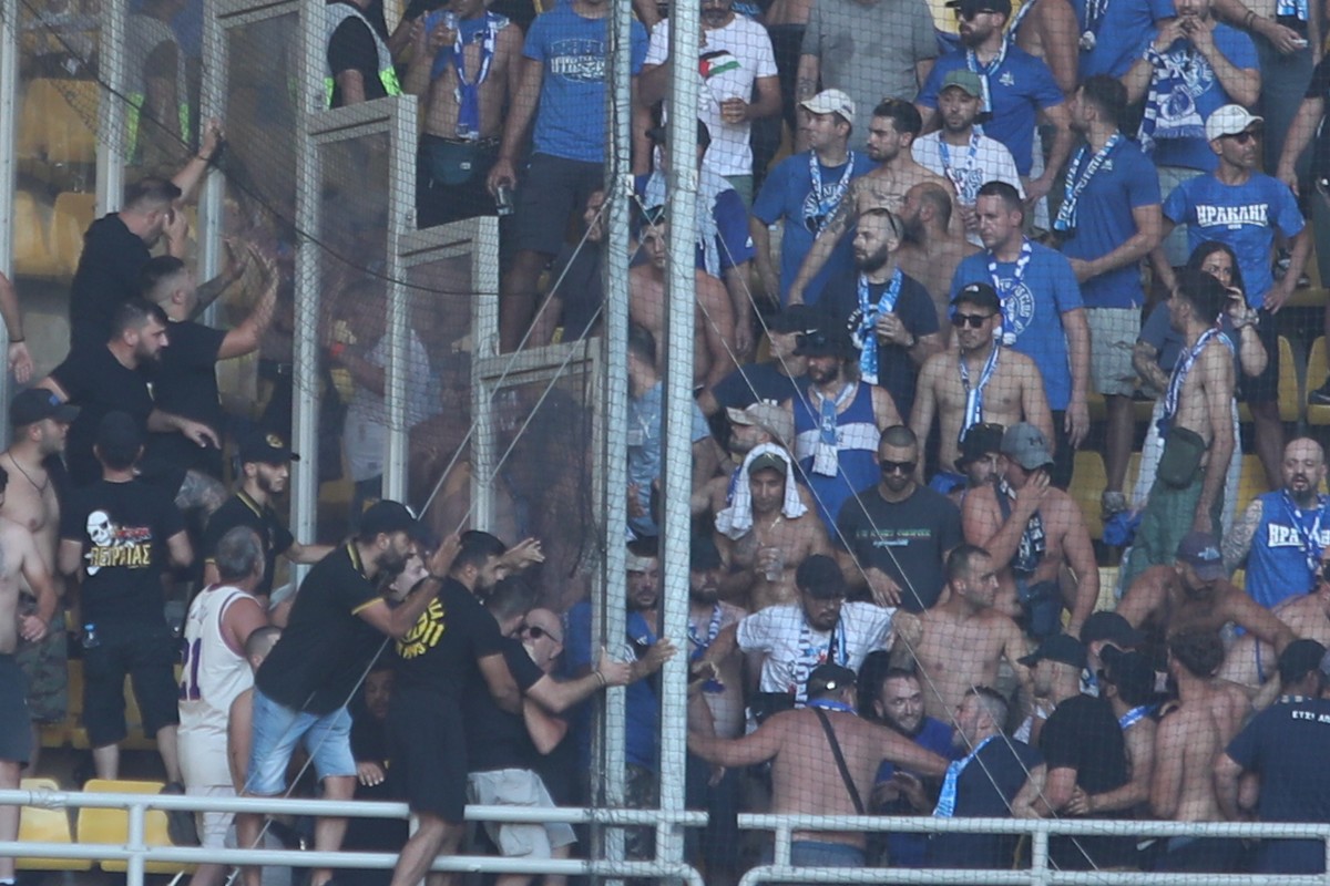Ένταση στην Allwyn Arena ανάμεσα σε φίλους της ΑΕΚ και του Ηρακλή, λίγο πριν τη σέντρα                                          Ένταση στην Allwyn Arena ανάμεσα σε φίλους της ΑΕΚ και του Ηρακλή, λίγο πριν τη σέντρα