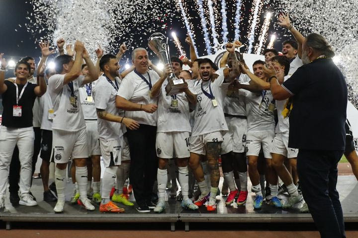 ΑΕΚ – ΟΦΗ: Απίστευτη fair-play κίνηση Ηλιόπουλου – Περίμενε δίπλα στην απονομή των Κρητικών για να χειροκροτήσει τους νικητές