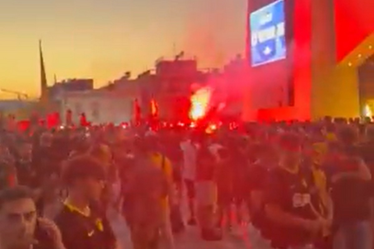 Χαμός έξω από την Allwyn Arena: Καπνογόνα και συνθήματα από οπαδούς της ΑΕΚ μιάμιση ώρα πριν το μεγάλο ματς                                          Χαμός έξω από την Allwyn Arena: Καπνογόνα και συνθήματα από οπαδούς της ΑΕΚ μιάμιση ώρα πριν το μεγάλο ματς