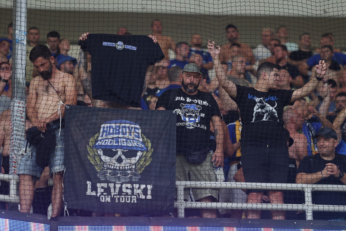 Ένταση στη θύρα 35 της Allwyn Arena, που έχουν προσκλήσεις Βούλγαροι, επενέβησαν αστυνομικές δυνάμεις                                          Ένταση στη θύρα 35 της Allwyn Arena, που έχουν προσκλήσεις Βούλγαροι, επενέβησαν αστυνομικές δυνάμεις