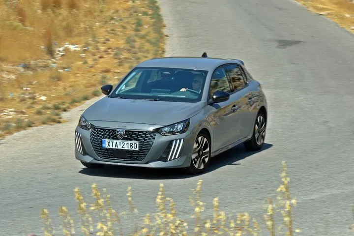 Δοκιμάζουμε το best seller Peugeot 208 στην υβριδική έκδοση των 110 ίππων