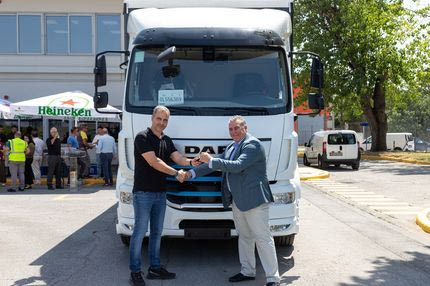 Με το νέο ηλεκτρικό φορτηγό DAF XB η Αθηναϊκή Ζυθοποιία ενισχύει τον στόλο της