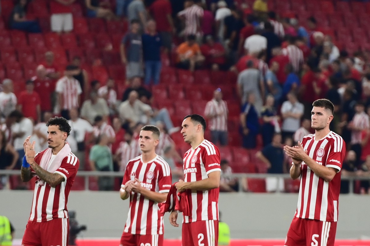 Χλιαρές αποδοκιμασίες στο "Καραϊσκάκης" και άμεση ανατροπή με χειροκροτήματα και υποστηρικτικό σύνθημα μετά από το τέλος της αναμέτρησης                                          Χλιαρές αποδοκιμασίες στο "Καραϊσκάκης" και άμεση ανατροπή με χειροκροτήματα και υποστηρικτικό σύνθημα μετά από το τέλος της αναμέτρησης