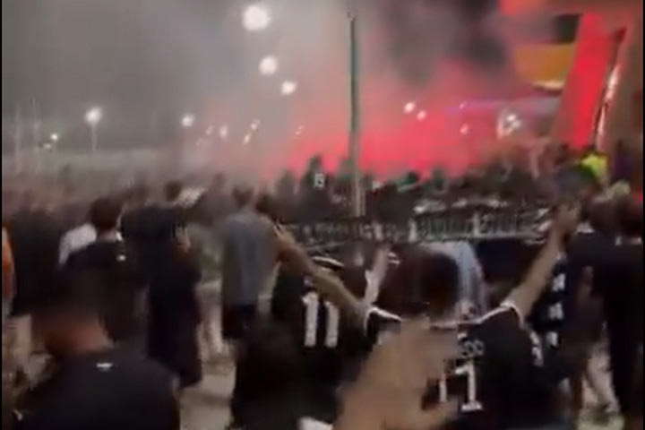 ΟΦΗ: Τρέλα από τους φίλους της ομάδας έξω από το Παγκρήτιο, μετά τη λήξη της αναμέτρησης με τη ΤΣΣΚΑ Σόφιας