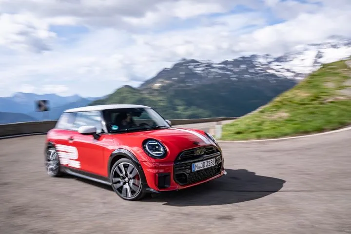 H MINI γιορτάζει τη σπουδαιότερη αγωνιστική στιγμή της με την έκδοση 1965 Victory Edition