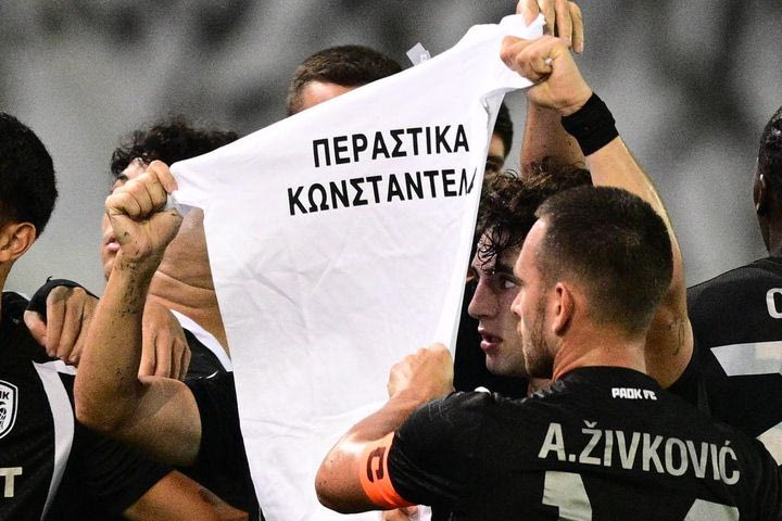 Δυνατή κίνηση από τον Πέλκα μετά το γκολ του, ύψωσε φανέλα για τον Κωνσταντέλια και τη φίλησε