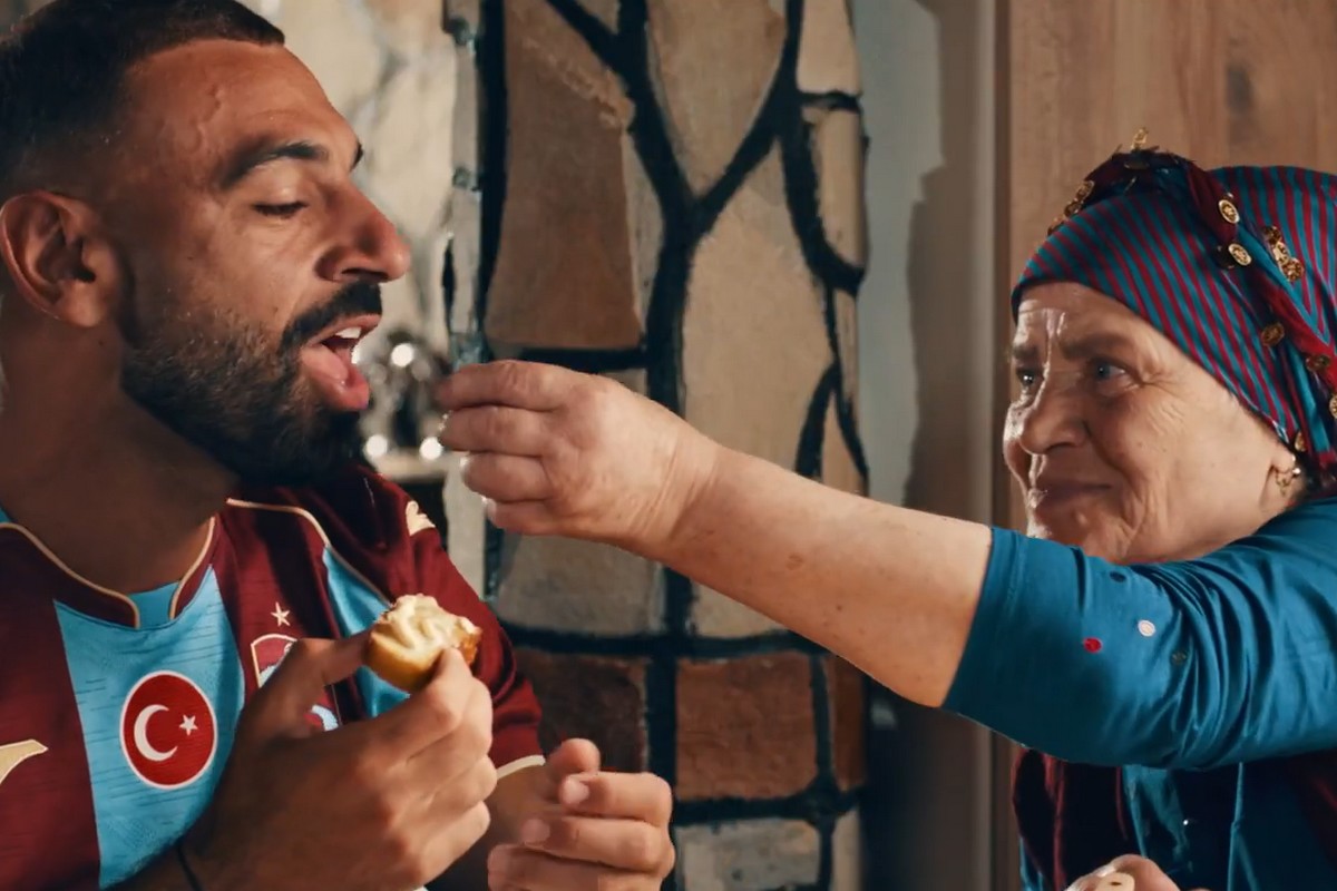 Το VIDEO της Τραμπζονσπόρ που καλωσορίζει τον Σαλάχ στο νέο του σπίτι: Γιαγιά τον τάιζε στο στόμα με τοπικές λιχουδιές                                          Το VIDEO της Τραμπζονσπόρ που καλωσορίζει τον Σαλάχ στο νέο του σπίτι: Γιαγιά τον τάιζε στο στόμα με τοπικές λιχουδιές
