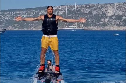 Ο Ζλάταν έγινε… "Aquaman" και έκλεψε την παράσταση με εντυπωσιακή βουτιά στη θάλασσα