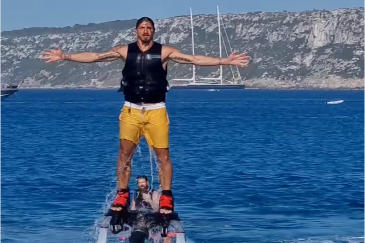 Ο Ζλάταν έγινε… "Aquaman" και έκλεψε την παράσταση με εντυπωσιακή βουτιά στη θάλασσα                                          Ο Ζλάταν έγινε… "Aquaman" και έκλεψε την παράσταση με εντυπωσιακή βουτιά στη θάλασσα