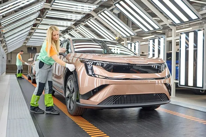 Το μεγαλύτερο SUV της Skoda: Ξεκίνησε η παραγωγή του νέου Peaq δίπλα στο Octavia