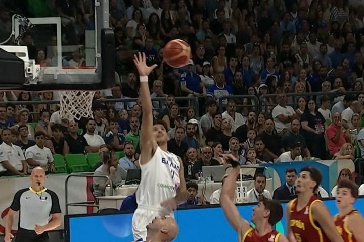 Προκριματικά MundoBasket 2027: Aυτοκρατορικό κόψιμο του Καλαϊτζάκη πάνω στον Ντε Λαρέα