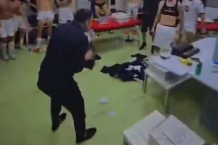 Ασύλληπτο σκηνικό με τον πρόεδρο της Ντιναμό Τιράνων στα αποδυτήρια: Τα χρήματα στη μαύρη σακούλα και το πριμ ενόψει Πάφου