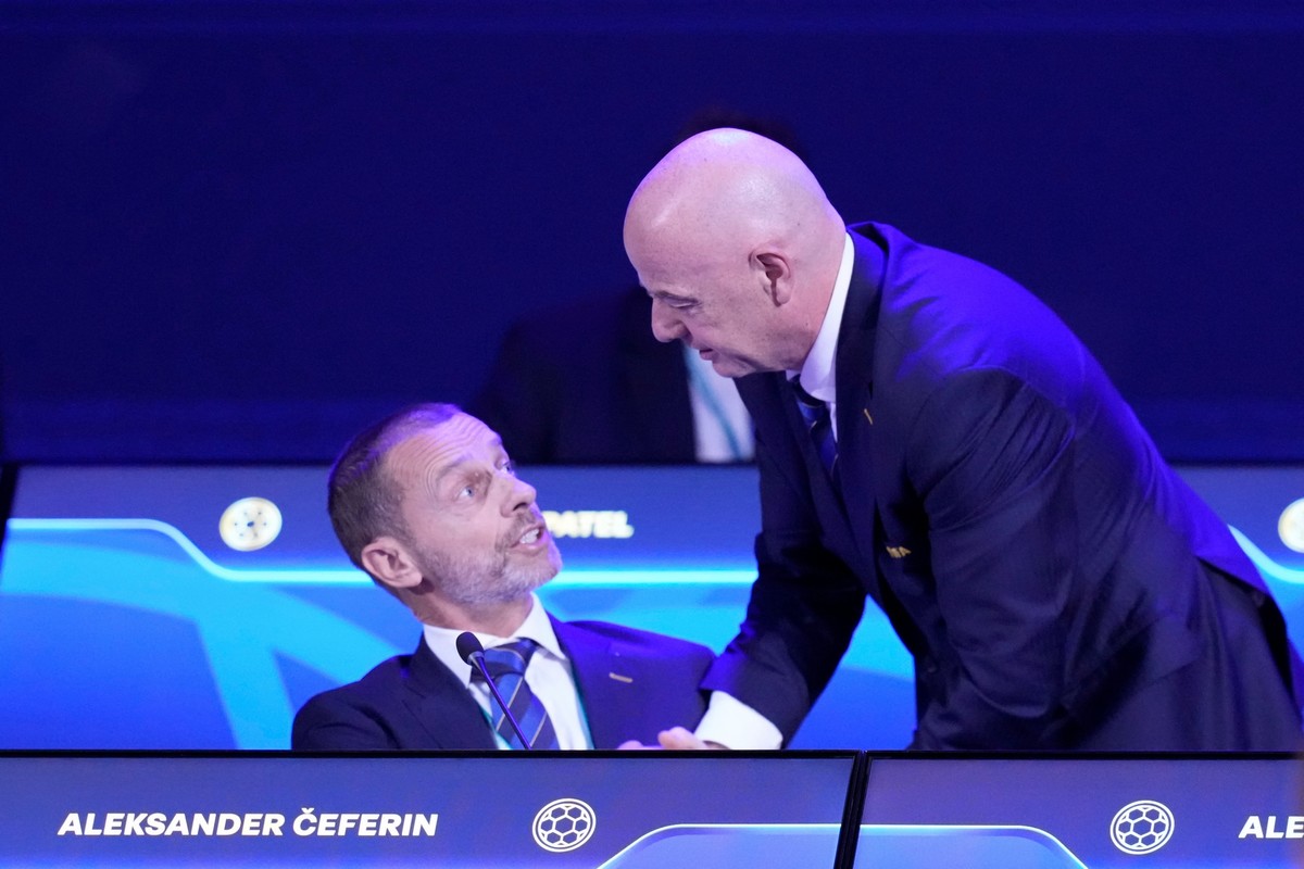 Αμετακίνητη η UEFA: Συνεχίζει την πίεση προς τον Ινφαντίνο παρά τη συγγνώμη της FIFA                                          Αμετακίνητη η UEFA: Συνεχίζει την πίεση προς τον Ινφαντίνο παρά τη συγγνώμη της FIFA