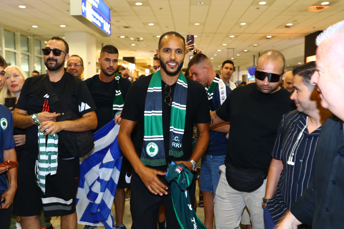 Χαμός στο "Ελ. Βενιζέλος": Οπαδοί της Μαρκό υποδέχθηκαν με συνθήματα τον Ελ Αραμπί                                          Χαμός στο "Ελ. Βενιζέλος": Οπαδοί της Μαρκό υποδέχθηκαν με συνθήματα τον Ελ Αραμπί