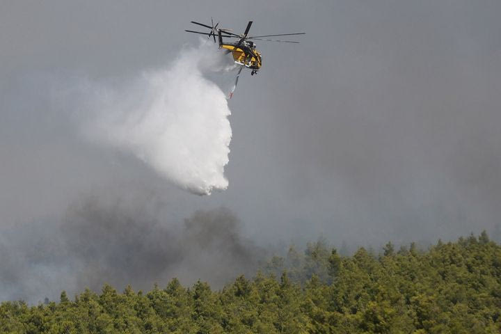 Φωτιά στο Πόρτο Γερμενό: Συγκρούστηκαν δύο ελικόπτερα που επιχειρούσαν στην Ψάθα