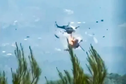 To VIDEO ΣΟΚ από τη σύγκρουση των δύο ελικοπτέρων στη φωτιά της Ψάθας