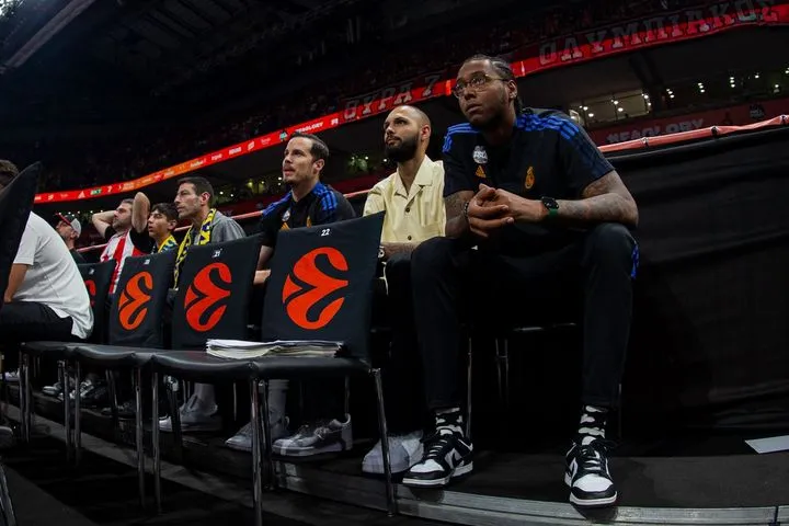 H EuroLeague βρήκε φωτογραφία του Φουρνιέ με οπαδούς του Ολυμπιακού στο Final Four 2022 κι εκείνος είπε "τα καλύτερα πράγματα χρειάζονται χρόνο"