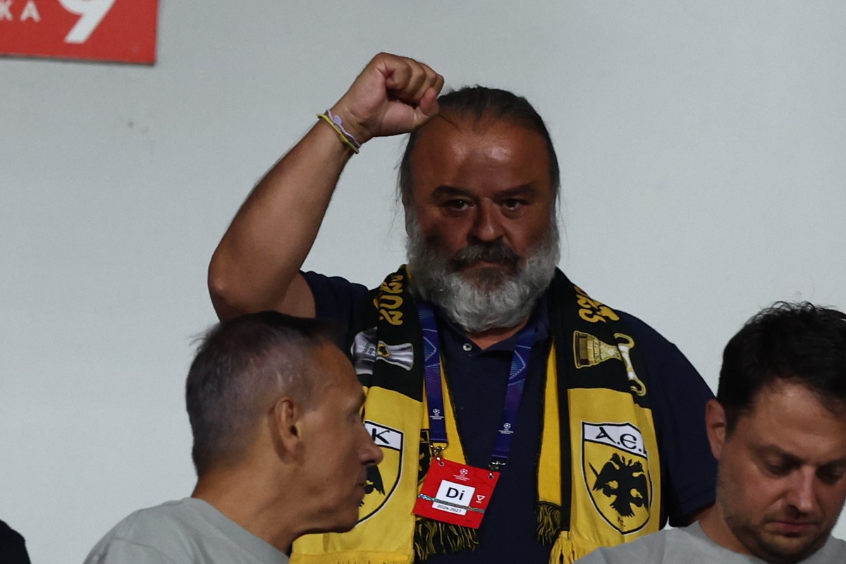 Ο Ηλιόπουλος στις κερκίδες του "Βασίλ Λέφσκι" για τη μάχη της ΑΕΚ με τη Λέφσκι                                          Ο Ηλιόπουλος στις κερκίδες του "Βασίλ Λέφσκι" για τη μάχη της ΑΕΚ με τη Λέφσκι