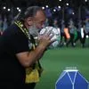 ΑΕΚ – Λέφσκι: Τα φιλιά του Ηλιόπουλου στην μπάλα και στους παίκτες και η σφιγμένη γροθιά πριν τη σέντρα