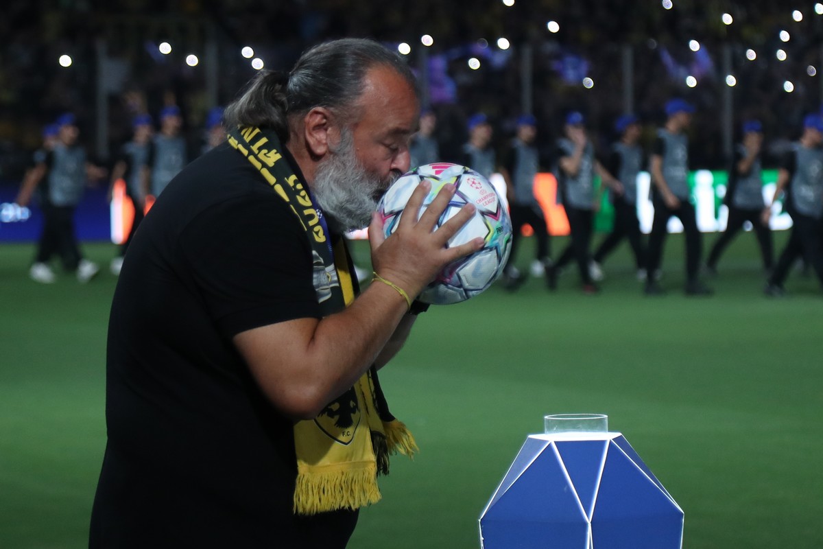 Τα φιλιά του Ηλιόπουλου στην μπάλα και στους παίκτες και η σφιγμένη γροθιά πριν το ΑΕΛ - Λέφσκι                                          Τα φιλιά του Ηλιόπουλου στην μπάλα και στους παίκτες και η σφιγμένη γροθιά πριν το ΑΕΛ - Λέφσκι