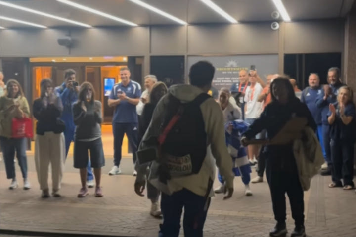 Ευρωπαϊκό Πρωτάθλημα Στίβου: Θερμή υποδοχή στον Τεντόγλου στο ξενοδοχείο της Εθνικής μετά την κατάκτηση του χρυσού μεταλλίου