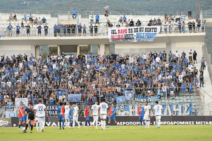 Βόλος – Ηρακλής: Χαμός στο Πανθεσσαλικό, πάνω από 2.500 φίλαθλοι του Γηραιού στο πλευρό της ομάδας τους
