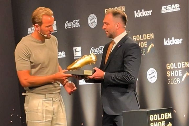 Μπάγερν: Ο Κέιν παρέλαβε με καμάρι το European Golden Shoe για τη σεζόν 2025-26