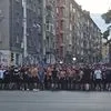Λέφσκι – ΑΕΚ: Χιλιάδες οπαδοί των γηπεδούχων έφτασαν με πορεία στο γήπεδο, καπνογόνα έξω από το γήπεδο