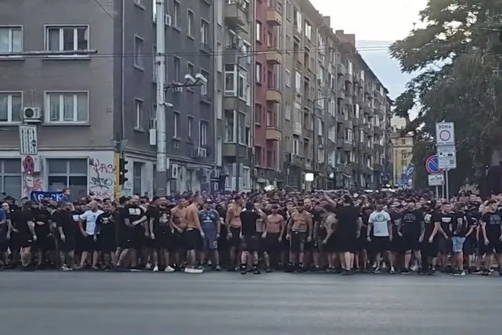 Λέφσκι – ΑΕΚ: Χιλιάδες οπαδοί της Λέφσκι έφτασαν με πορεία, καπνογόνα έξω από το γήπεδο