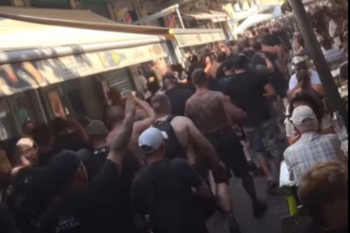 ΑΕΚ: Ημίγυμνοι οπαδοί της Λέφσκι βολτάρουν στο Μοναστηράκι πριν το ματς με την Ένωση