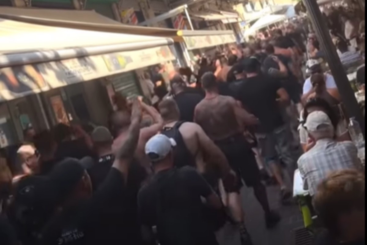 Ημίγυμνοι οπαδοί της Λέφσκι βολτάρουν στο Μοναστηράκι πριν το ματς με την ΑΕΚ                                          Ημίγυμνοι οπαδοί της Λέφσκι βολτάρουν στο Μοναστηράκι πριν το ματς με την ΑΕΚ