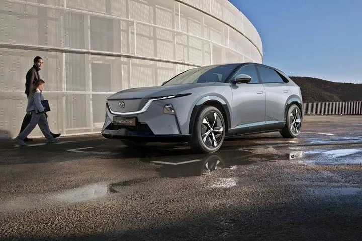 Το ολοκαίνουργιο Mazda CX-6e έρχεται στην Ελλάδα με 258 ίππους για να δώσει άλλη πνοή στα πολυτελή SUV- Από 42.850 ευρώ
