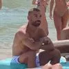 Ο Σαλάχ απολαμβάνει τις διακοπές του στις παραλίες της Μυκόνου