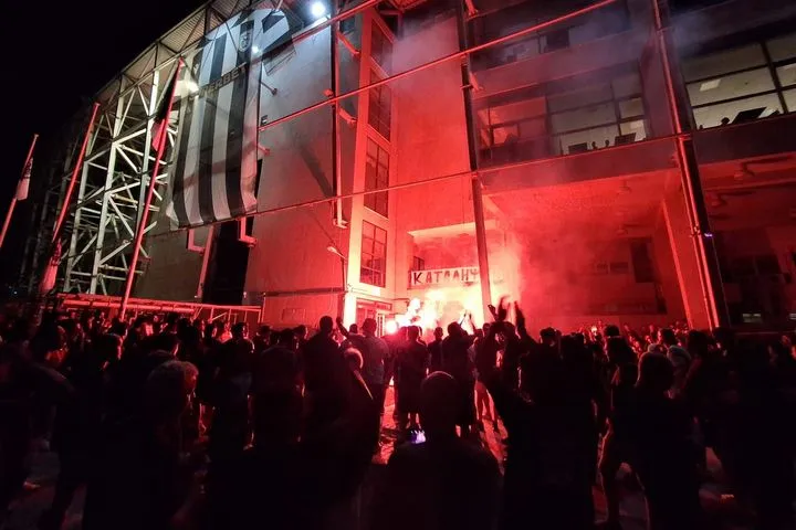 Νυχτερινή διαμαρτυρία έξω από την Τούμπα για την πώληση του Κωνσταντέλια