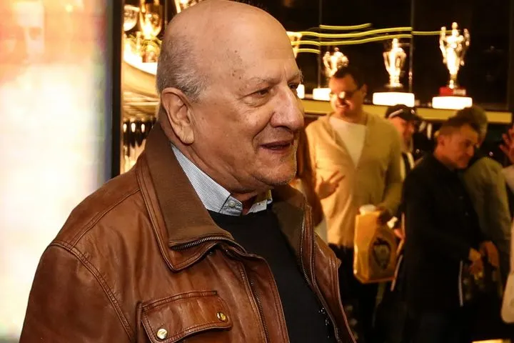 Δύσκολες ώρες για τον Αντώνη Πανούτσο: Παραμένει στη ΜΕΘ με ιό του Δυτικού Νείλου