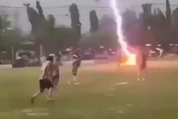 VIDEO σοκ: Ποδοσφαιριστής σκοτώθηκε από κεραυνό στην Ταϊλάνδη