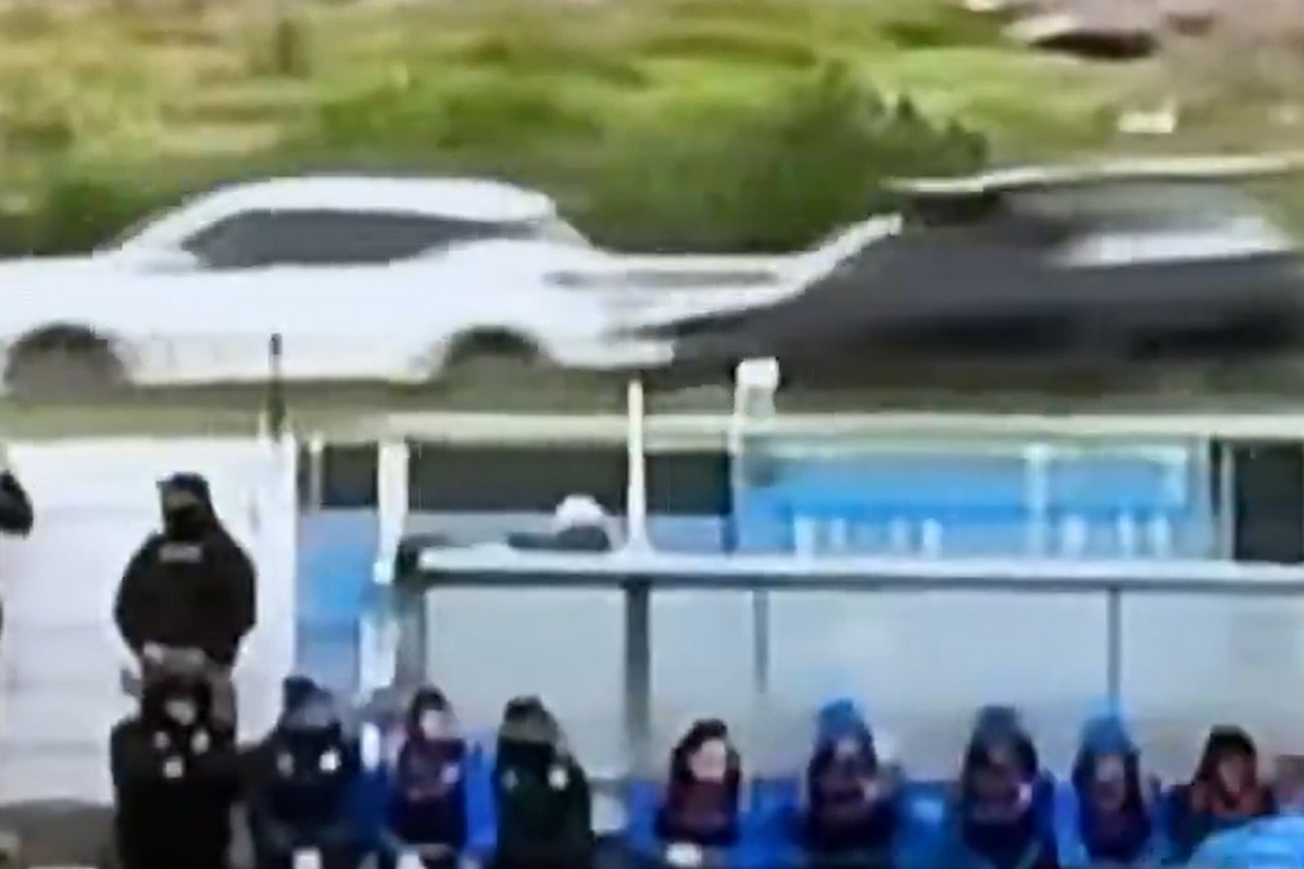 Απίστευτο περιστατικό στην Ουρουγουάη: Η μπάλα κατέληξε στον δρόμο και προκάλεσε τροχαίο                                          Απίστευτο περιστατικό στην Ουρουγουάη: Η μπάλα κατέληξε στον δρόμο και προκάλεσε τροχαίο