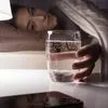 Γιατί δεν είναι καλή ιδέα να πίνεις πολύ νερό λίγο πριν κοιμηθείς