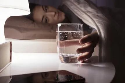 Γιατί δεν είναι καλή ιδέα να πίνεις πολύ νερό λίγο πριν κοιμηθείς