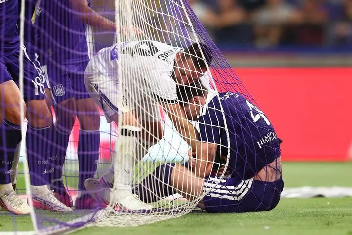 Άντερλεχτ – ΠΑΟΚ: Ένταση μετά το 3-2, αποβλήθηκε ο Ζίβκοβιτς και φίλησε το σήμα του δικεφάλου