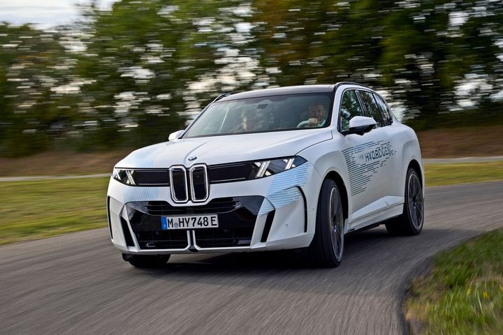 H BMW πιστεύει στο υδρογόνο και με επενδύσεις αλλά και το νέο SUV της το διαλαλεί προς κάθε κατεύθυνση
