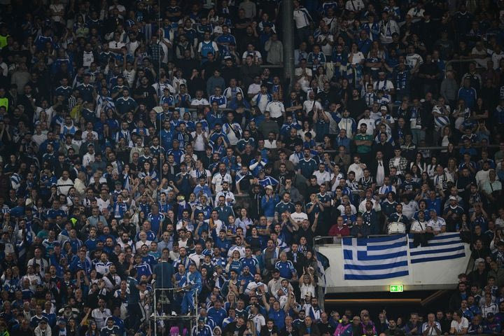 Ανατριχίλα στη WWK Arena: Οι Έλληνες σίγησαν τους Γερμανούς και μονάχα ο Εθνικός ύμνος ακουγόταν στις καθυστερήσεις του ματς
