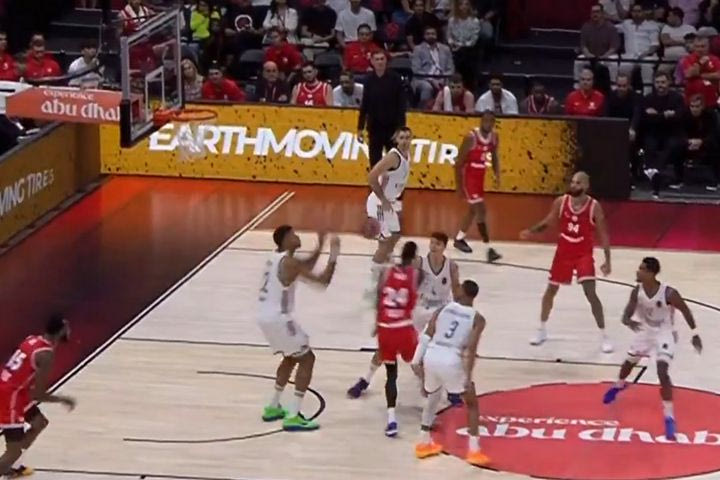 Ζωγράφισε ο Εντιάι με no look ασίστ για το επιβλητικό κάρφωμα το Χολ