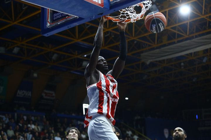 Stoiximan Super Cup: Τρομερά καρφώματα από τον Εντιάι – Έκανε poster τον Αλεξάντερ ο Σενεγαλέζος