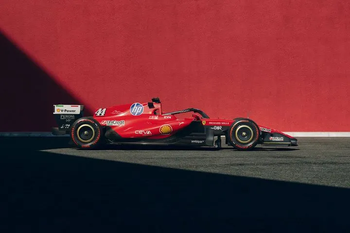 H Ferrari κατακόκκινη στη Μόντσα, τιμά τη μυθική δεκαετία του Μίκαελ Σουμάχερ στο Μαρανέλο
