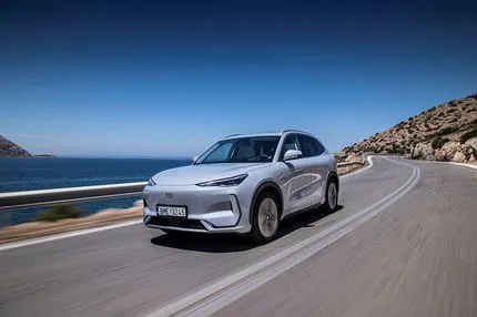 Με 29.900 ευρώ και μεγαλύτερη μπαταρία στις 68 kWh, το Geely E5 παραμένει μια top περίπτωση ηλεκτρικού SUV