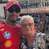 F1: Ο Λιούις Χάμιλτον αποθεώθηκε μαζί με τη μητέρα του στο Μιλάνο – Η τρυφερή στιγμή τους