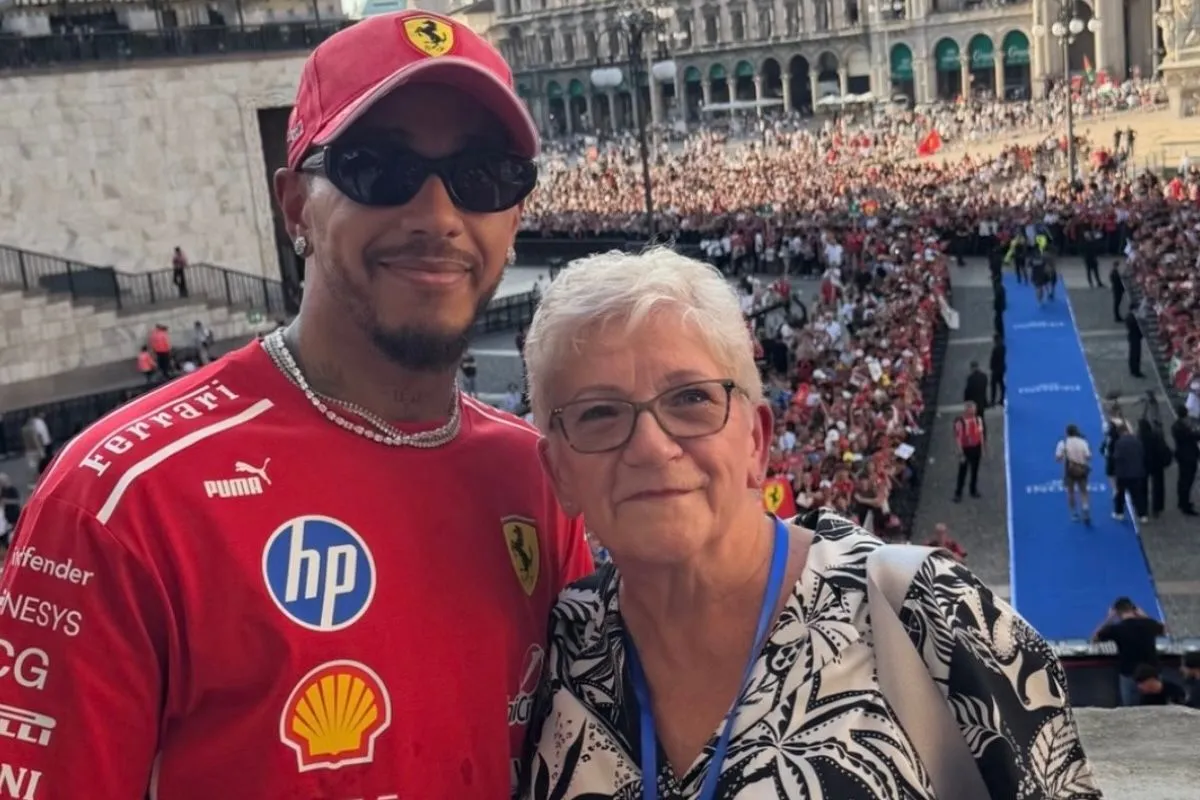 F1: Ο Λιούις Χάμιλτον αποθεώθηκε μαζί με τη μητέρα του στο Μιλάνο – Η τρυφερή στιγμή τους